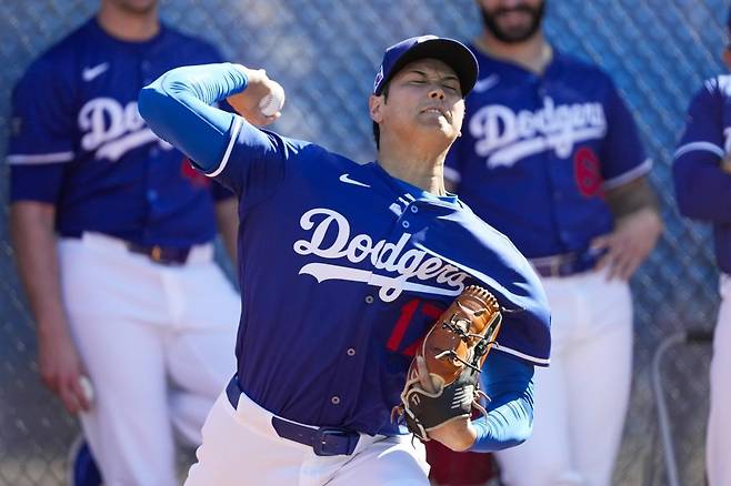 미국프로야구 메이저리그(MLB) LA 다저스의 오타니 쇼헤이가 16일 미국 애리조나주 글렌데일 캐멀백랜치에서 열린 스프링캠프에서 불펜 피칭을 하고 있다. 2023년 9월 오른쪽 팔꿈치 수술을 받아 지난해 마운드에 오르지 않았던 오타니는 5월 투수 복귀를 목표로 하고 있다. 오타니는 이날 총 18개의 공을 던져 최고 구속 시속 94마일(약 151km)을 기록했다. 글렌데일=AP 뉴시스