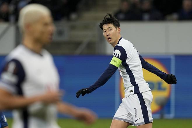 손흥민이 맨유와 EPL 경기에서 결승 골 기점 역할을 하며 팀의 EPL 2연승을 이끌었다. 2일 브렌트퍼드와 경기에서 EPL 4연패이자 7경기 무승(1무 6패) 고리를 끊어낸 토트넘은 이날 승리로 12위가 됐다. 사진은 지난달 24일 유럽축구연맹(UEFA) 유로파리그 호펜하임과 경기에서 뛰고 있는 손흥민. AP 뉴시스