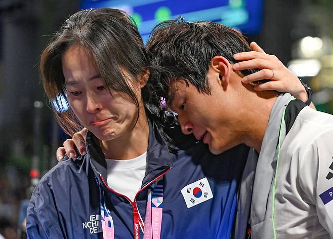오혜리 한국체육대 교수(왼쪽)가 지난해 파리 올림픽에서 노메달에 그친 서건우를 위로하며 울먹이고 있다. 파리=올림픽사진공동취재단