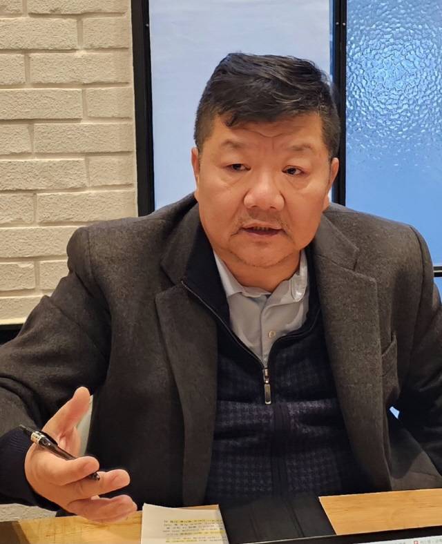 임영진 저스템 대표가 14일 서울 강남 모처에서 기자들과 만나 인터뷰를 진행하고 있다. <박순원 기자>