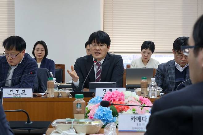 17일 김덕호 경사노위 상임위원(가운데)이 계속고용 한·일 공동세미나에서 발언하고 있다. 경사노위 제공.