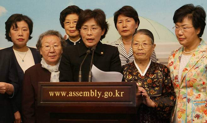 2005년 4월18일 길원옥 할머니(왼쪽 둘째)가 서울 국회 기자실에서 여야 의원, 정대협·신혜수 공동대표 등과 함께 일본의 군국주의화를 규탄하고 ‘위안부’ 피해자들에 대해 즉각 배상할 것을 요구하는 기자회견을 하고 있다. 한겨레 자료사진