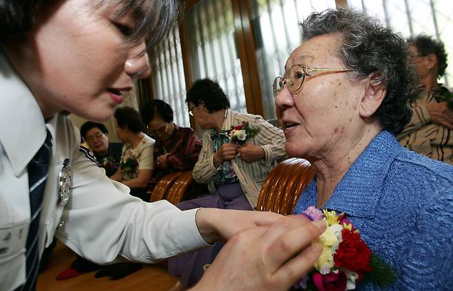 2007년 5월7일 서울 서대문경찰서 자원봉사단원들이 길원옥 할머니 등 일본군 위안부 피해 할머니들에게 카네이션을 달아 드리고 있다. 한겨레 자료사진