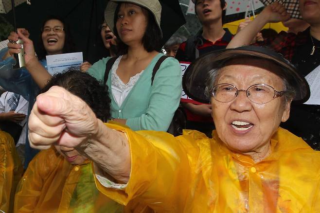 강제병합 100년을 앞둔 2010년 8월25일 서울 종로구 일본대사관 앞에서 일본군 ‘위안부’ 문제 해결을 위한 일본정부의 입법 제정과 사죄·배상의 실행을 요구하는 국내외 각계 100인 선인식이 열렸다. 도종환·정진영·전주원 등 사회 각 분야의 인사들과 일본여성 100인, 일본 남성 100인 등 해외 인사들이 참여했다. 길원옥 할머니가 구호를 외치고 있다. 한겨레 자료사진