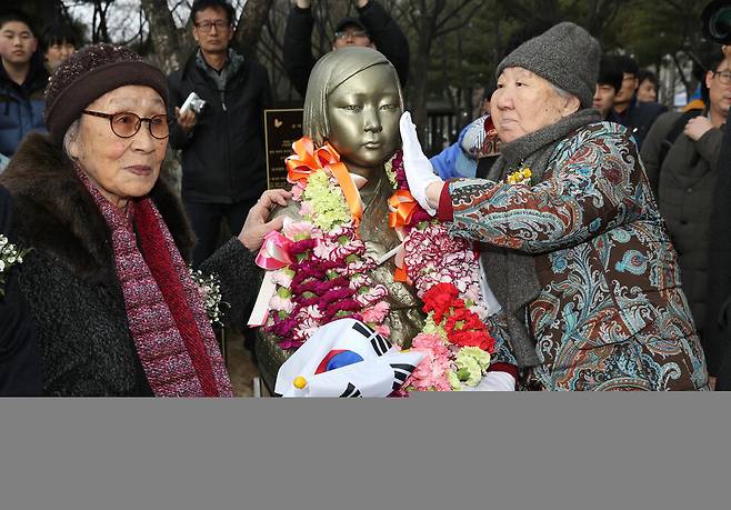 일본군 위안부 피해자인 김복동·길원옥(오른쪽) 할머니가 2015년3월1일 대전 시청 앞 보라매근린공원에서 열린 대전 평화의 소녀상 제막을 마친 뒤 소녀상을 어루만지고 있다. 한겨레 자료사진