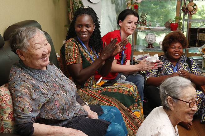 2018년 8월13일 8·14 세계 일본군 위안부 피해자 기림일을 맞아 열리는 국제 심포지엄에서 증언하기 위해 한국을 찾은 전쟁 성폭력 생존자들이 서울 마포구 연남동 평화의 우리집에서 일본군 ‘위안부’ 피해자 김복동·길원옥 할머니를 만났다. 두 할머니는 이날 생존자들을 만나 “우리는 어떻게든 견뎌내서 우리 다음 세대들이 같은 아픔을 겪지 않도록 지켜주자”고 격려했다. 왼쪽부터 시계방향으로 길원옥 할머니, 아칸 실비아(우간다), 바스피헤 블레어(코소보), 타티아나 무카니레(콩고), 김복동 할머니. 이정아 기자 leej@hani.co.kr