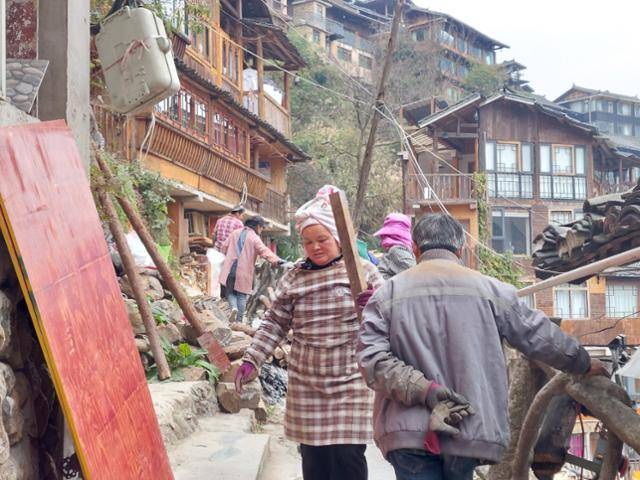 지난해 12월 26일 중국 구이저우성 첸둥난주 먀오족자치구의 판자촌에서 먀오족 인부들이 건설 자재를 나르고 있다. 화려한 먀오족 전통 의복을 입고 관광을 즐기는 한족들과 달리, 정작 이곳에 살고 있는 먀오족 주민들의 삶은 고단해 보였다. 첸둥난=조영빈 특파원