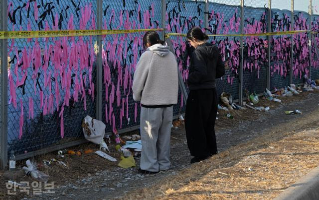 제주항공 여객기 참사 현장 희생자 범국민합동 49재를 하루 앞둔 14일 전남 무안군 무안국제공항 사고 현장에서 시민들이 희생자를 추모하고 있다. 무안=박시몬 기자