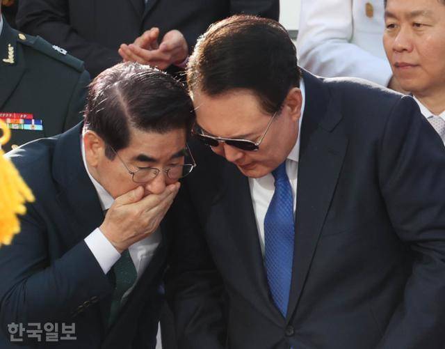 윤석열 대통령이 지난해 10월 1일 서울 광화문에서 열린 제76주년 국군의날 시가행진 행사에서 김용현(왼쪽) 당시 국방부 장관의 이야기를 듣고 있다. 왕태석 선임기자