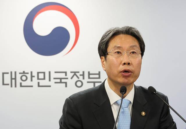 최장혁 개인정보보호위원회 부위원장이 17일 서울 종로구 정부서울청사에서 딥시크 진행 상황 관련 브리핑을 하고 있다. 뉴시스