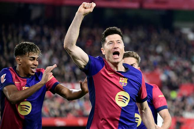 라민 야말(왼쪽)과 로베르트 레반도프스키. 사진=AFP 연합뉴스