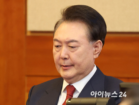 윤석열 대통령이 13일 서울 종로구 헌법재판소에서 열리는 탄핵심판 8차 변론에 출석하고 있다. [사진=사진공동취재단]