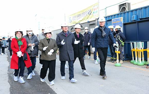 대구시의회 건설교통위 소속 시의원들이 상화로 입체화 사업 현장을 둘러보고 있다 [사진=대구시의회]
