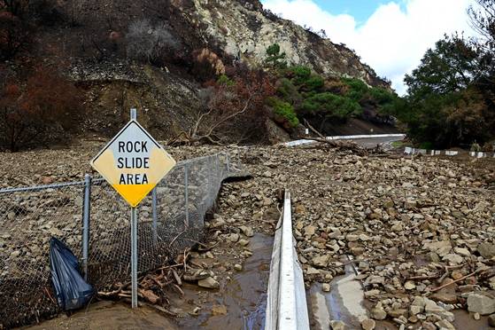 14일(현지시간) 미국 캘리포니아주 로스앤젤레스의 퍼시픽 팰리세이즈 지역이 폭풍우로 초토화됐다. AFP=연합뉴스