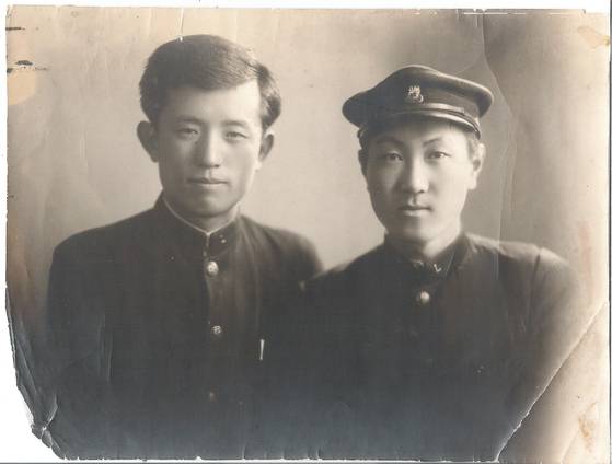 윤동주(왼쪽) 시인과 후배인 정병욱. 사진 윤형주 제공