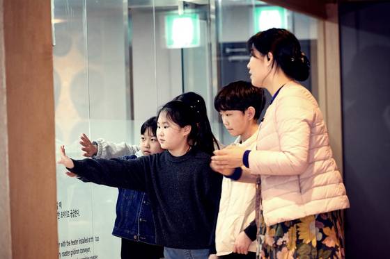 하문연(맨 왼쪽) 사원과 김 생산 라인을 살펴본 소중 학생기자단.