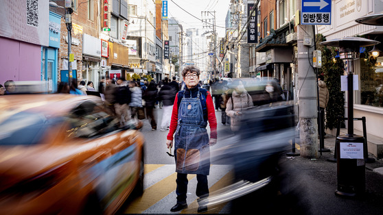 오랜만에 서 본 옛 터전은 낯설었다. 수십 년 전 이곳 성수동 연무장길에서 개업한 유홍식 구두 명장은 치솟는 임대료를 감당하지 못해 대로 너머로 떠나야 했다. 전민규 기자