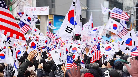 보수성향 개신교 단체인 '세이브코리아' 회원들이 지난 15일 광주 금남로 일대에서 윤석열 대통령 탄핵 반대와 석방을 촉구하는 기도회를 하고 있다. 뉴스1