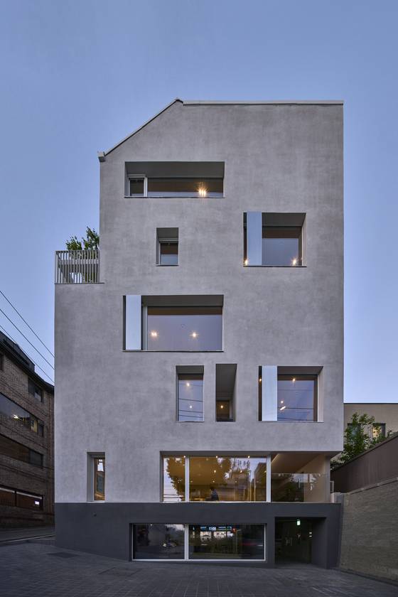 박창현 건축가가 설계한 '써드플레이스 홍은 1-8' (2020-2024). 서울 서대문구. [사진 최진보, 국립현대미술관]