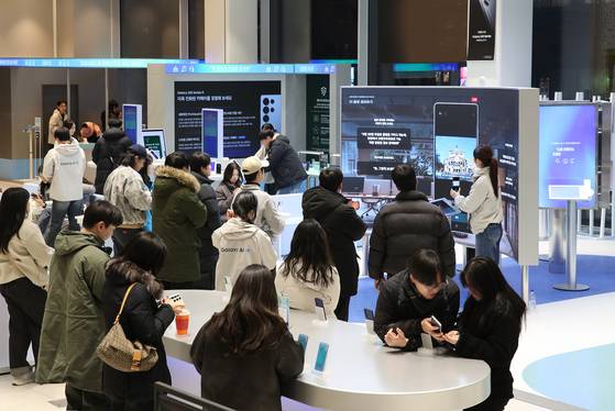 삼성스토어 홍대 '갤럭시 스튜디오'의 모습이다. 17일 삼성전자는 지난 달 23일부터 운영 중인 '갤럭시 스튜디오(S25 체험공간)'의 누적 방문객이 30만 명을 돌파했다고 밝혔다. 사진 삼성전자