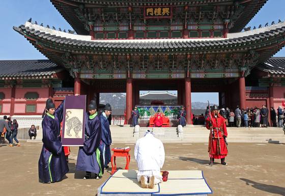 설에 서울 경복궁 흥례문 앞에서 임금이 신하와 백성들에게 세화(歲畵)를 하사하는 행사를 재현하는 모습. [중앙포토