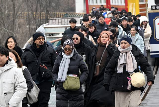 ▲ 강원지역 낮기온이 영상권을 회복한 지난 16일 춘천 강촌을 찾은 외국인 관광객들이 발걸음을 옮기고 있다. 김정호