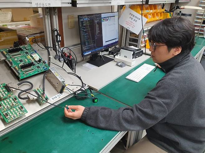 공주영 팀장이 관절 길이 센서 체크를 하고 있다. 윤현주 기자