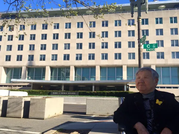 2016년 3월 18일 미국 국무부 청사 앞에 선 길원옥 할머니. 한국정신대문제대책협의회(정의기억연대의 전신) 제공