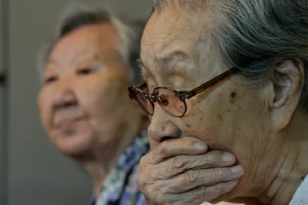 2016년 8월 26일 서울 마포구 한국정신대문제대책협의회 쉼터에서 길원옥 (왼쪽부터)·김복동 할머니가 정부의 ‘위로금 1억원’ 지급 방침에 반발하는 인터뷰를 하고 있다. 이준헌 기자