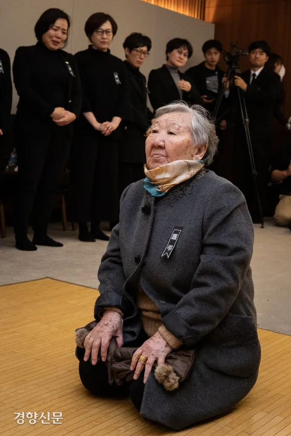 일본군 위안부 피해자 길원옥 할머니가 2019년 1월 29일 서울 서대문구 신촌세브란스병원 장례식장에 마련된 고 김복동 할머니 빈소를 찾아 조문하고 있다. 이준헌 기자