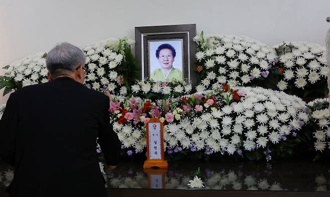 한 시민이 17일 인천 연수구 인천적십자병원 장례식장에 마련된 일본군 ‘위안부’ 피해자 길원옥 할머니의 빈소에서 조문하고 있다. 연합뉴스