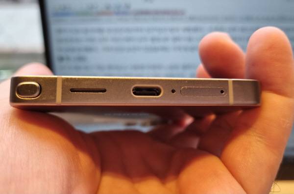 갤럭시S25 울트라 아래쪽 단자 촬영. 맨 왼쪽에는 S펜이 수납된 모습. 정옥재 기자