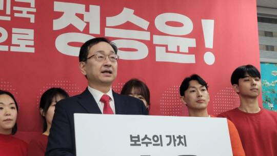 정승윤 전 국민권익위원회 부위원장이 오는 4월 2일 예정인 부산시교육감 재선거에 출마를 선언하고 있다. 연합뉴스&nbsp;