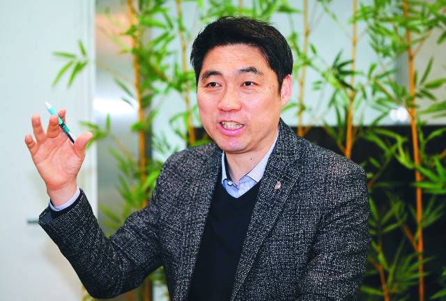 김동문 대한배드민턴협회장이 11일 서울 송파구 대한체육회에서 국민일보와 인터뷰하고 있다. 최현규 기자