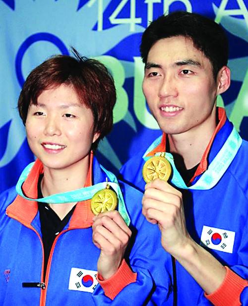 김 회장이 선수 시절 2002 부산아시안게임에서 아내 나경민과 혼합복식 금메달을 따낸 모습. 연합뉴스