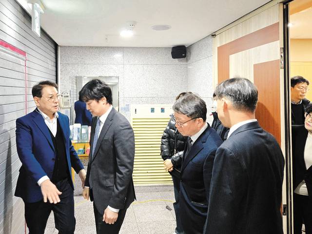 주성준(왼쪽) 신반포교회 집사가 15일 서울 서초구 교회에서 화재 대피 훈련에 참여한 각 부서 위원과 교역자들에게 방화문의 구조에 대해 설명하고 있다.