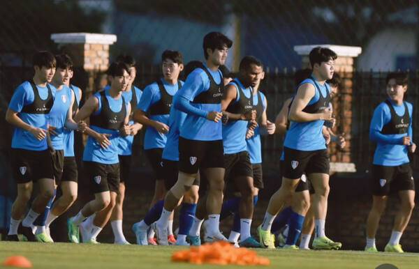 창단 30주년인 2025시즌 K리그2 우승으로 1부리그 다이렉트 승격을 이루겠다는 수원 삼성 선수들이 러닝으로 몸을 풀고 있다. 수원 삼성 제공