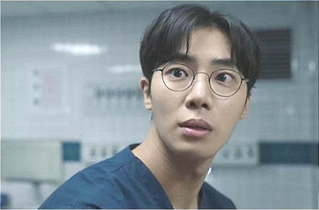 넷플릭스 시리즈 ‘중증외상센터’에서 양재원 역을 맡은 추영우. [사진출처 = 넷플릭스 시리즈 ‘중증외상센터’ 영상 캡처]
