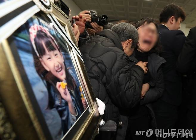 (대전=뉴스1) 김기태 기자 = 14일 오전 대전 서구 건양대병원 장례식장에서 김하늘양의 발인식이 엄수되고 있다. (공동취재) 2025.2.14/뉴스1  Copyright (C) 뉴스1. All rights reserved. 무단 전재 및 재배포,  AI학습 이용 금지. /사진=(대전=뉴스1) 김기태 기자