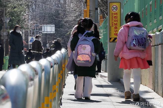 (서울=뉴스1) 이동해 기자 = 13일 서울의 한 초등학교에서 학생들이 하교하고 있다. 2025.2.13/뉴스1  Copyright (C) 뉴스1. All rights reserved. 무단 전재 및 재배포,  AI학습 이용 금지. /사진=(서울=뉴스1) 이동해 기자