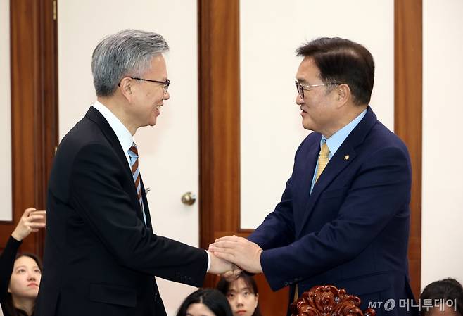 [서울=뉴시스] 고승민 기자 = 우원식 국회 의장이 17일 서울 여의도 국회에서 대한의사협회 김택우 회장을 만나 인사하고 있다. 2025.02.17. kkssmm99@newsis.com /사진=고승민