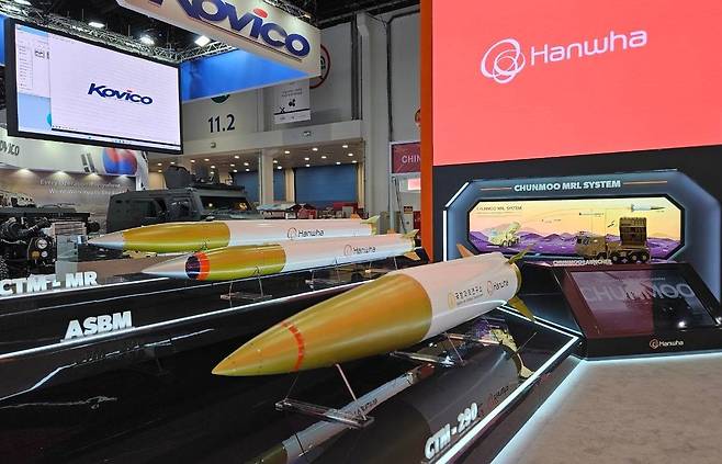 IDEX 2025에서 한화에어로스페이스가 CTM-290 중거리 유도탄(위), 대함유도미사일(가운데),CTM-290 장거리 유도탄(아래) 등 최신 천무 다연장체계 정밀유도 탄종을 선보이고 있다. [한화에어로스페이스 제공]