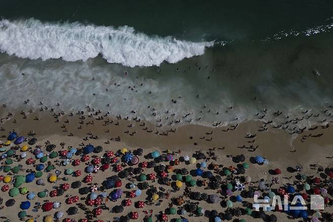 [리우데자네이루=AP/뉴시스] 16일(현지 시간) 브라질 리우데자네이루 이파네마 해변에 피서객들이 모여 있다. 2025.02.17.