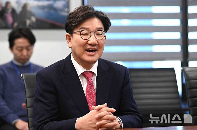 [서울=뉴시스] 김근수 기자 = 권성동 국민의힘 원내대표가 17일 오전 서울 서초구 이명박재단 사무실을 찾아 이명박 전 대통령과 대화를 하고 있다. (공동취재) 2025.02.17. photo@newsis.com