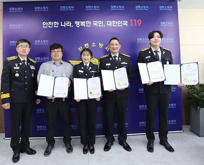 [강릉=뉴시스] 17일 강릉소방서가 신속한 응급처치로 중증환자의 소생 및 회복에 크게 기여한 구급대원 6명, 일반인 1명에게 하트세이버 인증서를 수여한 후 기념사진을 찍고 있다. (사진=강릉소방서 제공) photo@newsis.com *재판매 및 DB 금지