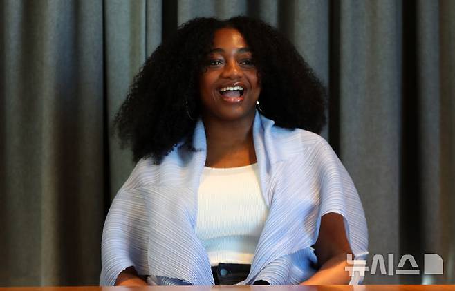 [서울=뉴시스] 김혜진 기자 = 미국 재즈 가수 사마라 조이가 17일 오전 서울 용산구 노보텔 앰버서더에서 뉴시스와 인터뷰를 하고 있다. 2025.02.17. jini@newsis.com