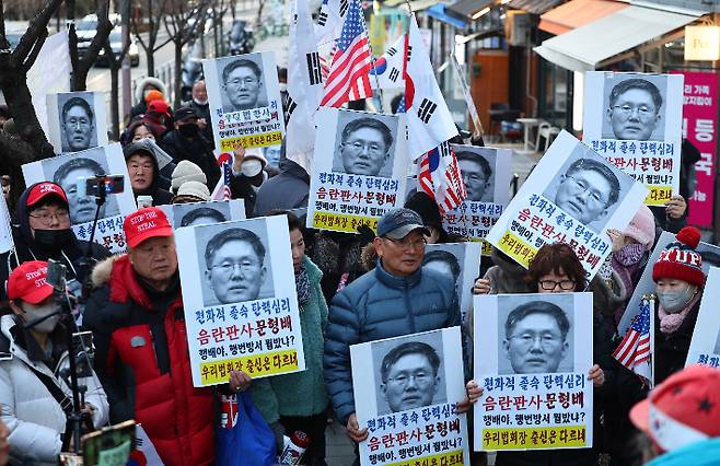 부정선거 부패방지대 등 윤석열 대통령 탄핵 반대 단체 회원들이 17일 저녁 서울 종로구에 있는 문형배 헌법재판소장 권한대행 자택 앞에서 집회를 열고 있다. 연합뉴스