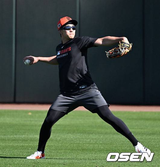 [OSEN=애리조나(미국), 이대선 기자] 16일(한국시간) 미국 애리조나주 스코츠데일 스타디움에서 2025 메이저리그 샌프란시스코 자이언츠의 스프링캠프가 진행됐다.샌프란시스코는 오는 23일 텍사스 레인저스와의 시범경기를 시작으로 2025시즌 준비에 돌입한다. 8개월 가량 재활을 마친 이정후는 이제 메이저리그 데뷔 2년차 시즌을 준비한다. 샌프란시스코 자이언츠 이정후가 수비 훈련을 하고 있다. 2025.02.15 / sunday@osen.co.kr