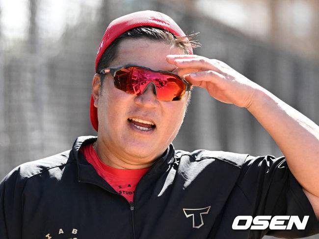 [OSEN=어바인(미국), 이대선 기자] 11일(한국시간) 미국 캘리포니아주 어바인 그레이트파크 베이스볼 컴플렉스에서 KIA 타이거즈의 1차 스프링캠프가 진행됐다.KIA 선수단은 오는 18일 미국에서 출발해 19일 인천으로 입국한 뒤 20일에 일본 오키나와로 건너가 21일부터 3월 4일까지 킨 구장에서 본격적인 실전을 치른다.KIA 최형우가 훈련을 마치고 이동하고 있다. 2025.02.11 / sunday@osen.co.kr