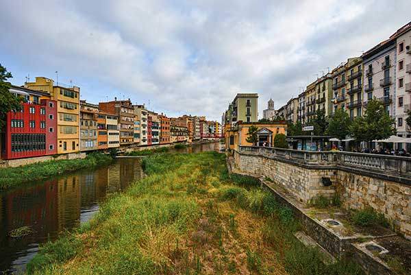 스페인 지로나. 바르셀로나와 더불어 카탈루냐의 큰 도시로 꼽힌다.